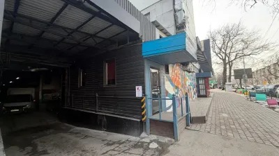 Незаконную пристройку с летней площадкой сносят в Алматы