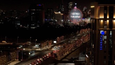 "Наш труд редко замечают". На колесе обозрения в Астане появились фотографии коммунальщиков