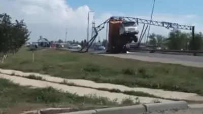 Грузовик повис на арке в Актобе