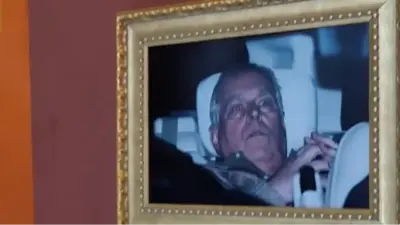 Группа активистов повесила в Лувре фотографию экс-принца Эндрю, сделанную после его задержания