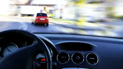 Фиктивная выдача свидетельств и отсутствие машин: работу двух автошкол приостановили в Мангистау