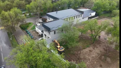 Пристройку к кафе сносят по решению суда в Алматы