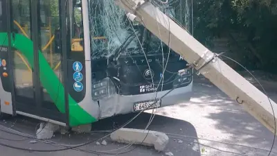 Автобус снёс столб и протащил его на несколько метров в Астане. Водителя наказали