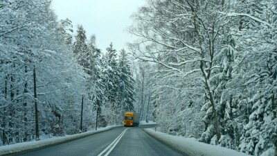 На дорогах в двух областях Казахстана до утра ограничили движение из-за непогоды