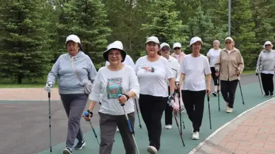 Пенсионеров Астаны приглашают на бесплатные тренировки по скандинавской ходьбе