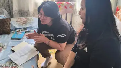 Павлодарка выбросилась из окна с детьми: выживший мальчик находится у родственников в селе