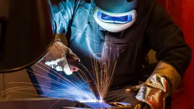 До 500 тысяч в месяц: специалисты без диплома получают зарплаты наравне с офисными работниками