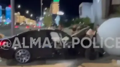 Авто въехало в арт-инсталляцию музея в Алматы: двое пострадали
