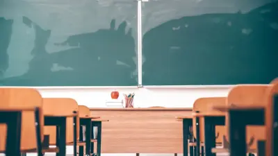 "Всё рассыпается". Родители просят признать аварийной школу в Туркестанской области