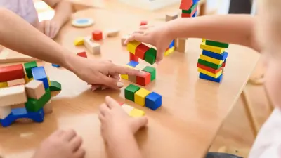 Дёргает и толкает: воспитателя частного детсада уволили из-за грубого обращения с детьми в Астане