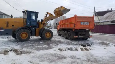 Первый снег выпал в Астане, улицы очищают 2500 рабочих