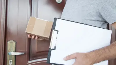 Мошенники теперь не переводят деньги своих жертв на чужие карты, а посылают подельников забрать наличные