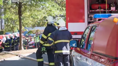 Машины перегораживают дорогу к горящему дому: как поступают пожарные в Алматы