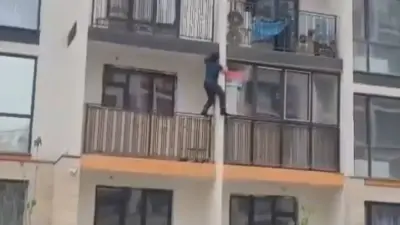 В Алматы прохожий предотвратил пожар, забравшись на балкон четвёртого этажа