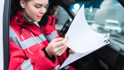 Кнопка SOS и геолокация: сотрудникам "скорой" Алматы и Астаны выдали видеожетоны после случаев нападений