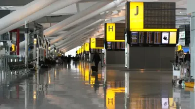 Учитель, уволенный за неудачную шутку в аэропорту Алматы, подал в суд на школу