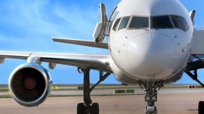 В США самолёт разломился надвое, приземлившись на трассу