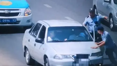 В Шымкенте полицейский оказался на капоте авто, пытаясь остановить водителя