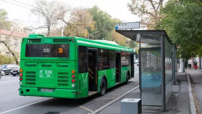 Водитель сбил людей на автобусной остановке в Алматы