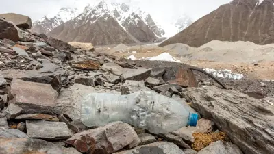 Водителя грузовика, сбросившего мусор в горах, наказали в Алматы