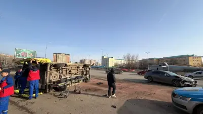 Машина скорой помощи с беременной пациенткой опрокинулась на бок в ДТП в Актобе