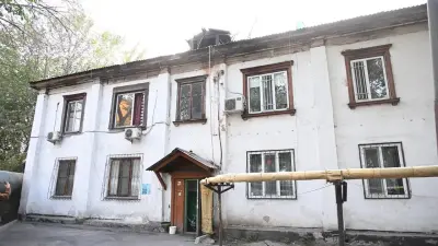 Пол просел, крыша протекает: жители ветхих домов попросили акима Алматы ускорить переселение
