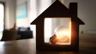 "Никто не хочет брать на баланс". Жители бесхозного дома в Петропавловске жалуются на перебои со светом