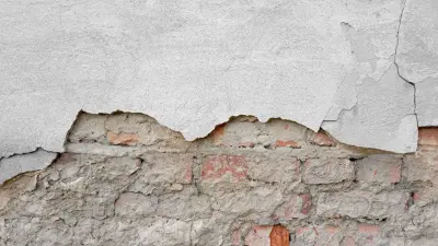 "Кирпичи рассыпаются". Жители ветхого дома в Астане требуют сноса