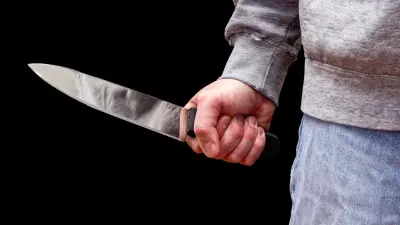 Отбивались швабрами: мужчина угрожал ножом сотрудникам торгового дома в Сатпаеве