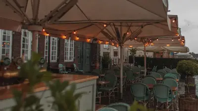 Обладатель патента на зонт для уличных кафе обвинил ИП в копировании его изделия: что решил суд Астаны