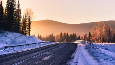 В двух областях Казахстана до утра ограничили движение на трассах из-за непогоды