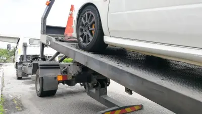 Автовоз с восемью новыми машинами опрокинулся в кювет на трассе в Акмолинской области