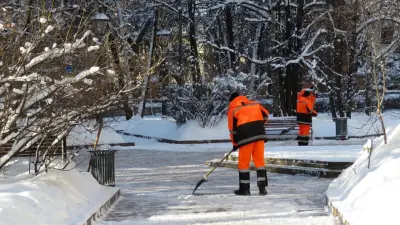 Низкая зарплата за работу в мороз: сотрудники коммунального подрядчика в Астане недовольны условиями труда