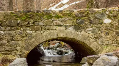 Жители убедили акимат судиться с подрядчиком из-за единственного моста в селе Актюбинской области