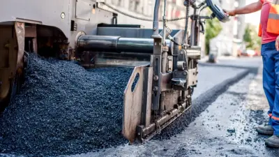 В Астане не могут найти качественный асфальт, чтобы заменить им брусчатку на тротуарах