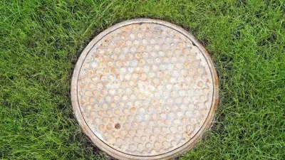 Трое рабочих отравились в канализационном колодце в ВКО