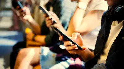 "Ждать больше нельзя". Во Франции детям младше 15 лет могут запретить пользоваться соцсетями