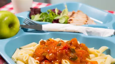 В каких школах Казахстана вместо горячей еды детям предлагают бутерброды и почему