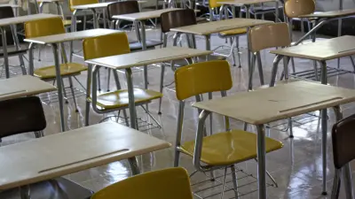 Некоторые школы в Атырауской области становятся трёхсменными не из-за дефицита зданий. Причину назвал аким