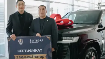 Бывшему тренеру сборной Казахстана по боксу подарили авто и квартиру