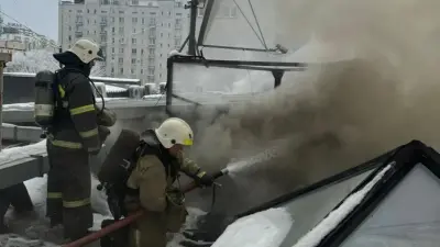 Тушение пожара на крыше административного здания в Алматы показали на видео