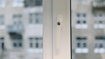 Женщина и её ребёнок выпали из окна квартиры в Степногорске: полиция проводит проверку