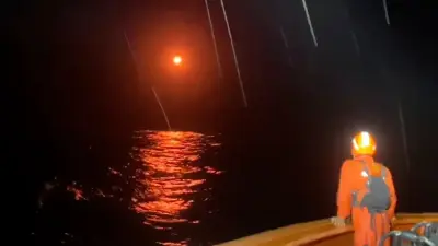 Доплыли до ближайшего поселения: 18 человек выжили после крушения катера в Индонезии