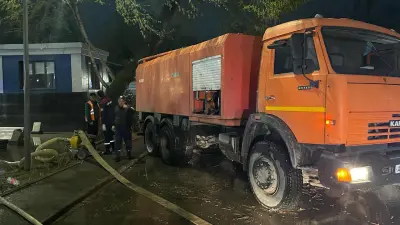 Ураганный ветер в Алматы повалил деревья и повредил кровли зданий