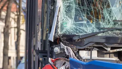 Автобус врезался в забор жилого дома в Атырау, пострадал пассажир