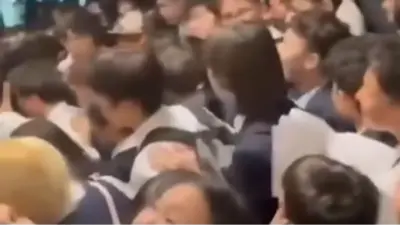 Пришли забирать телефоны: видео с давкой среди учащихся прокомментировали в НИШ Астаны