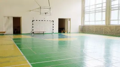 Две сотрудницы школы получили тяжёлые травмы во время ремонта спортзала в СКО