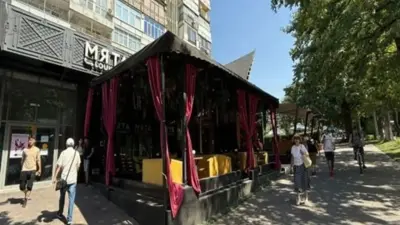 Построили без разрешения: летнюю террасу "Мяты" снесли в центре Алматы