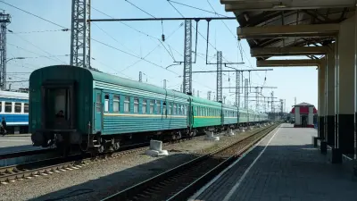 Опоздавшая на посадку казахстанка бросила камень в кабину машиниста поезда