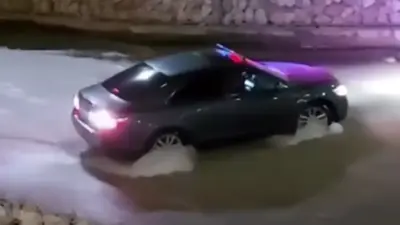 Машина без номеров заехала в реку Есентай в Алматы: нарушителем оказался 17-летний подросток